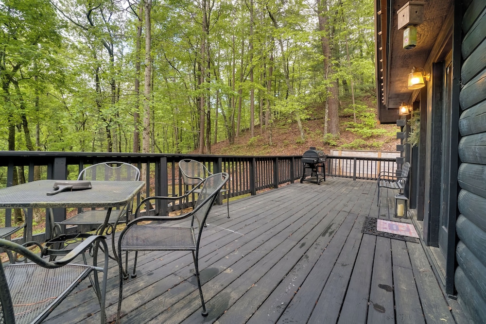 5 Mi to Helen: Hideaway w/ Deck & Grill!