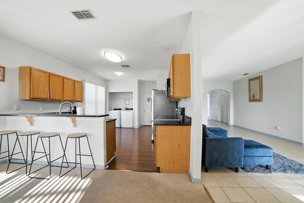 Family Retreat With Private Pool Near Disney! 3 Bedroom Residence