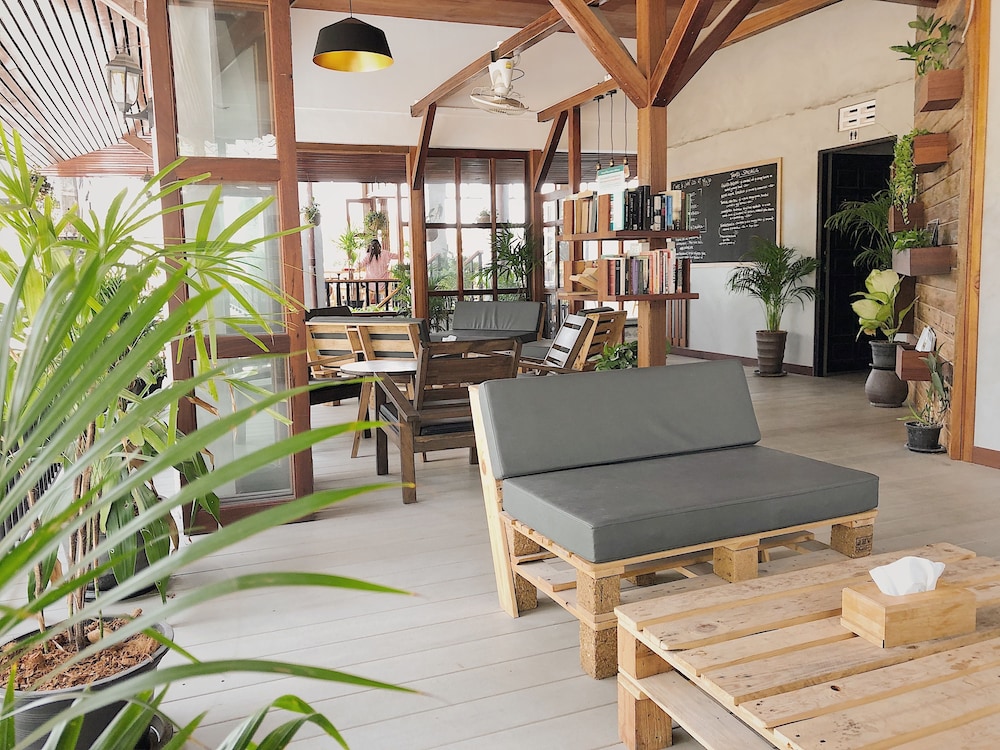The Reef Hotel & Studios