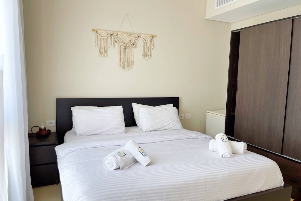 Xuru Stays I Exotic 1bdr w/ Outdoor Terrace Pool & Beach Access