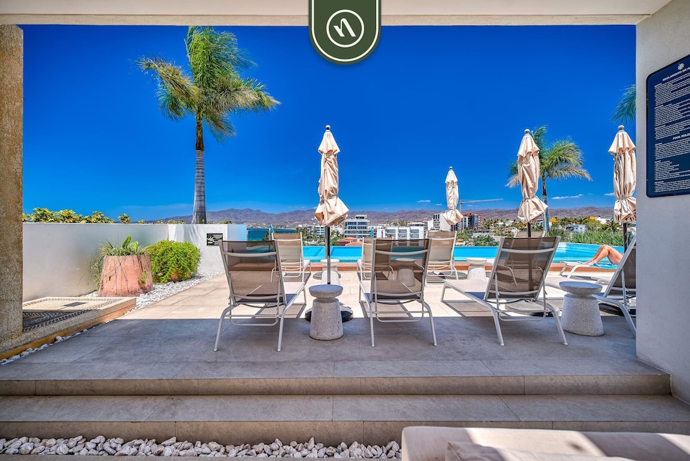 2BR Condo With Rooftop Pool - 2 Min Walk to Beach