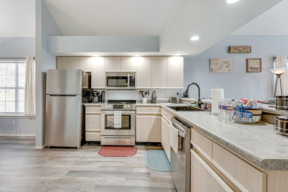 Updated Branson Condo w/ Lake Taneycomo Views!