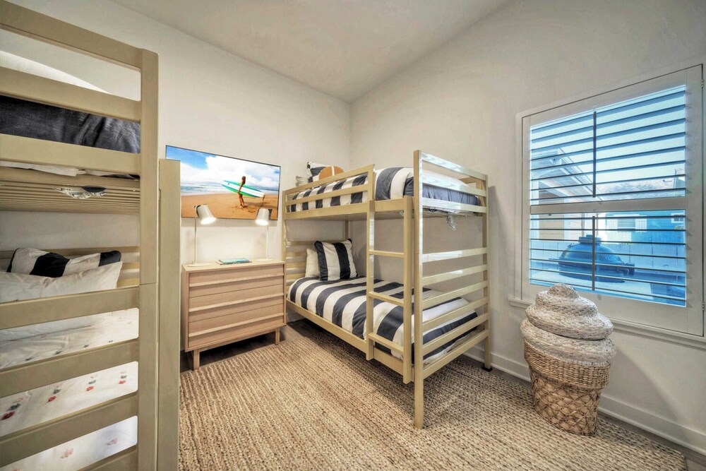 Sleeps 18 2 Beach Homes w/ 2 Pools, Playground, Covered Patios Pirates Bay
