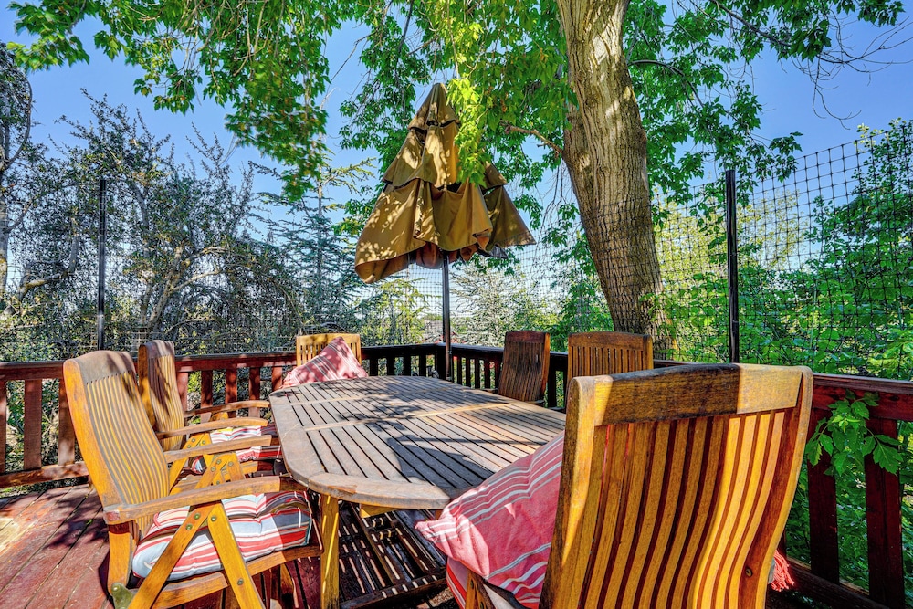 Hot Tub & Mtn Views: Charming Utah Canyon Retreat