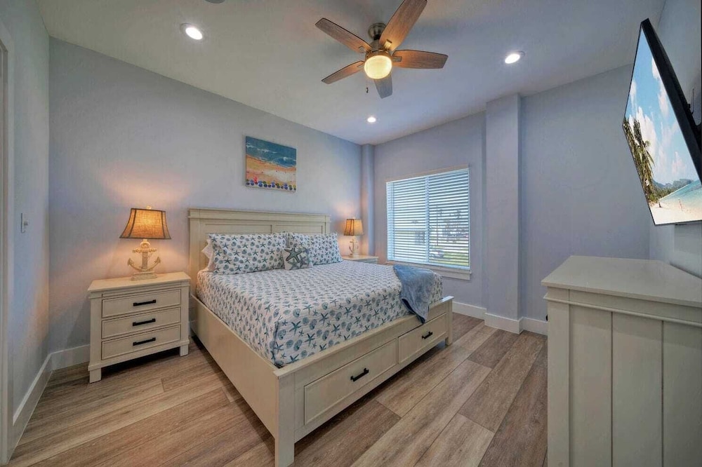 Sleeps 22! 2 Homes Priv Pool, Putting Green, Bar, Deck, Prime Port A Location