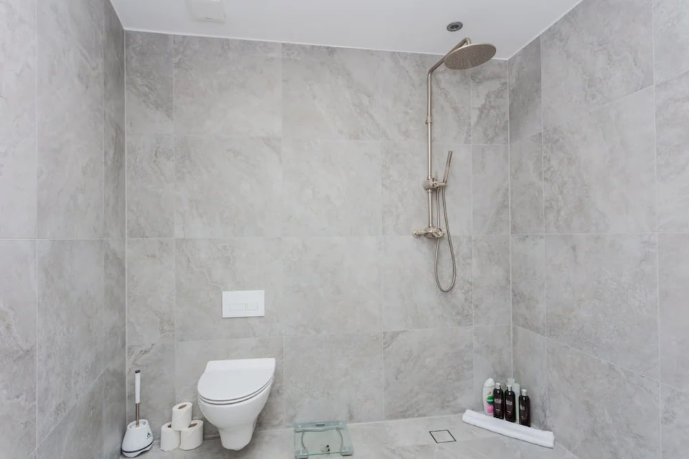 Contemporary 2 Bedroom House in Vibrant Shepherds Bush
