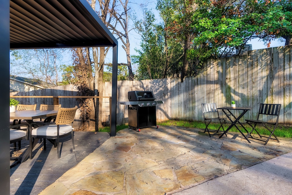 Luxury Zilker Home Pool Hot Tub Kitchen