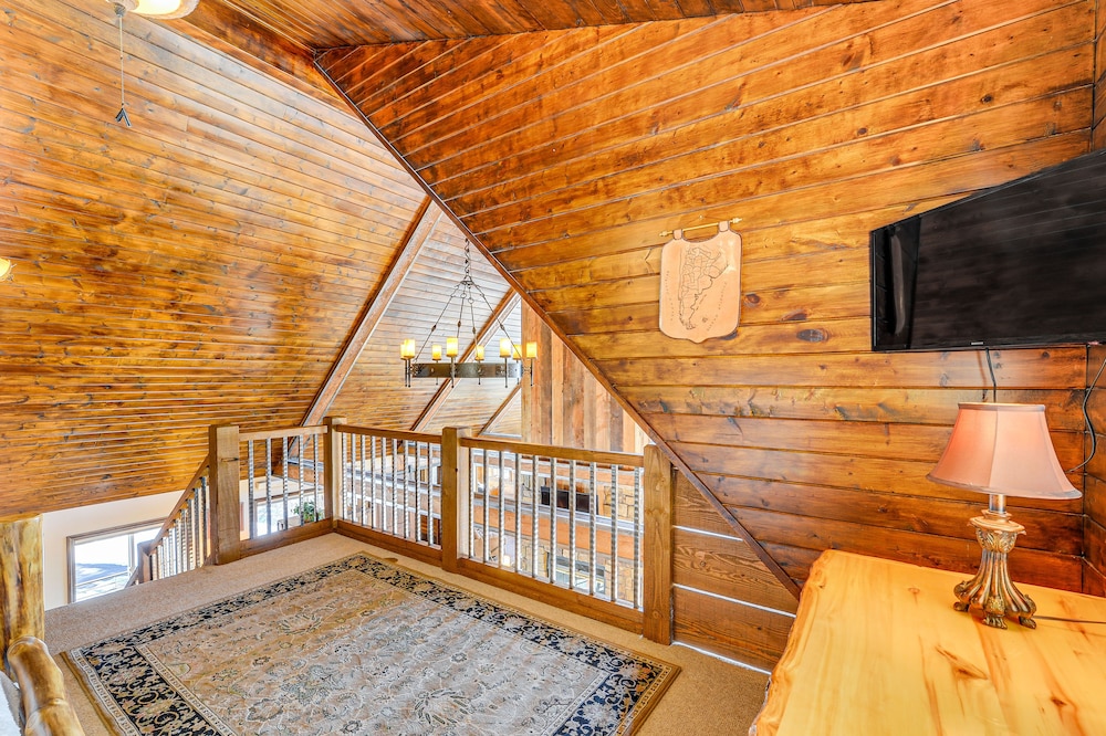 Wyoming Cabin w/ Hot Tub & Mountain-view Deck
