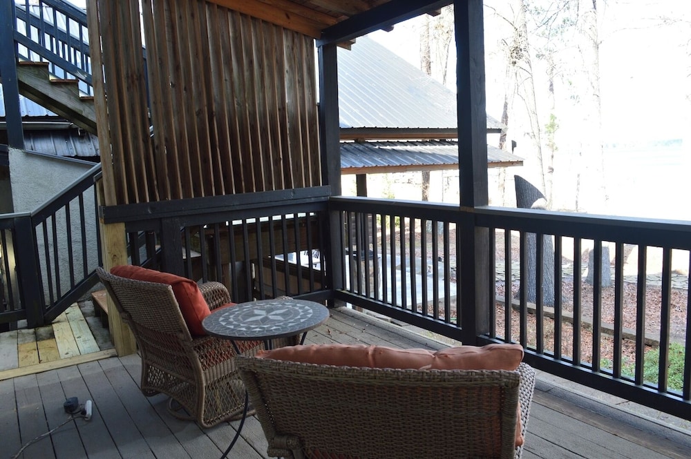 5 BR House Lake Retreat w/ Hot Tub, Sleeps 12