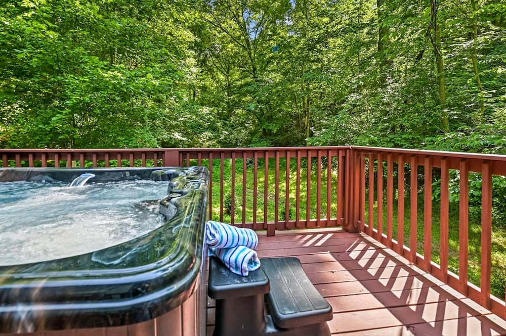 Smoky Mountains Honeymoon Cabin Dog Friendly