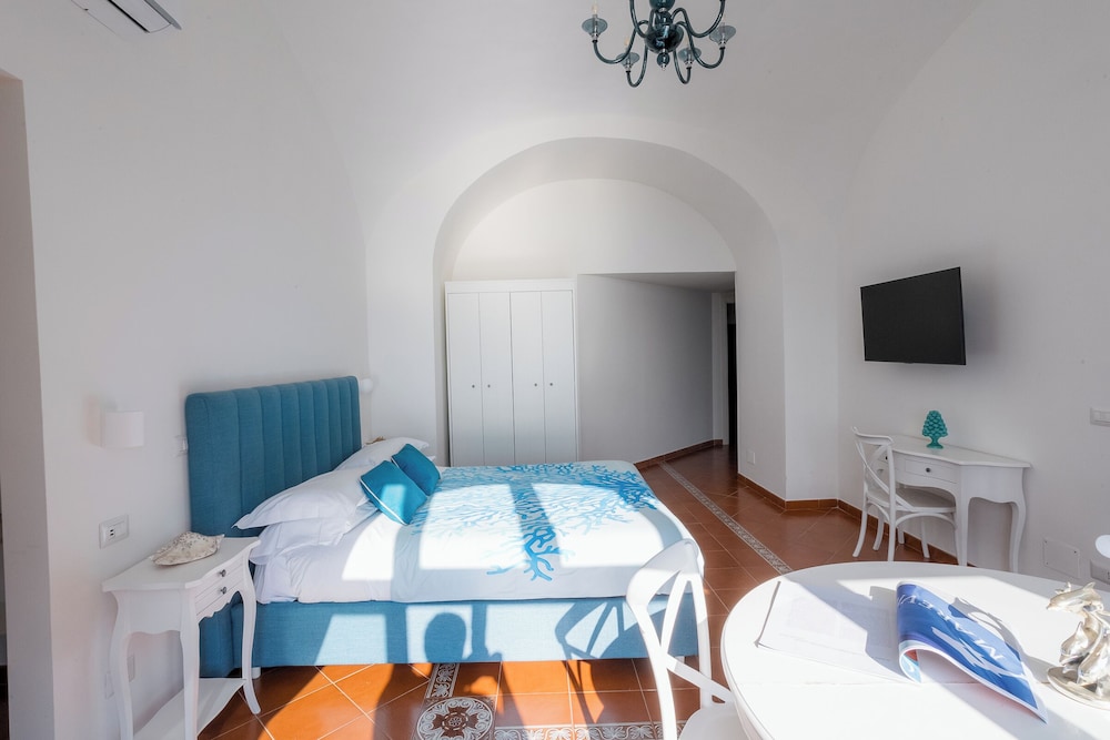 DIPINTO APARTMENTS