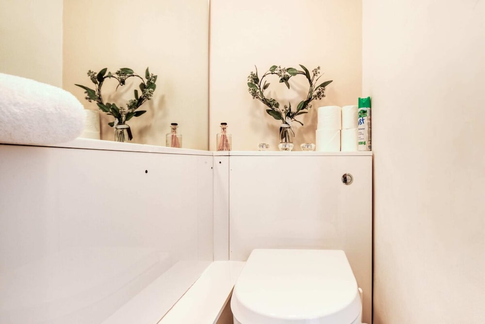 Homely 4 Bedroom House in Brixton