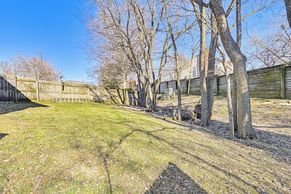 Family Home w/ Ping-pong & Fire Pit in Lexington