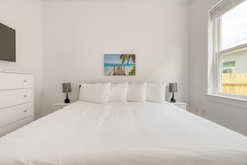 Flipper by Avantstay 18-person Retreat w/ Pool view 5