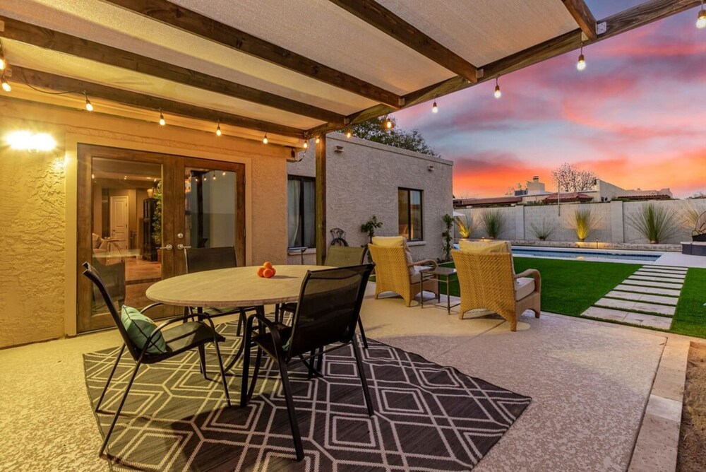 Executive Retreat Pool Spa AZ Canal Trail BBQ