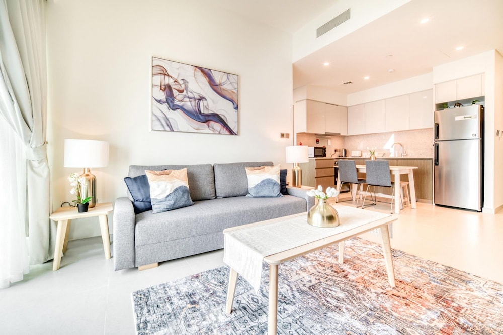 City Lights and Luxury Living Close to Dubai Mall