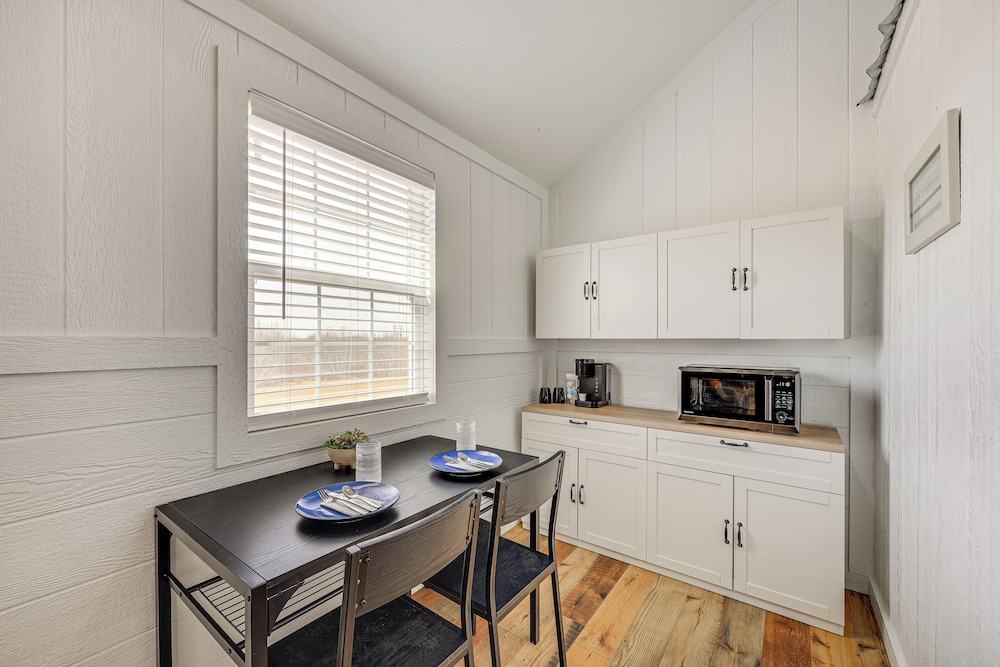 Hike, Hunt & Fish: Pet-friendly Studio in Dilley!