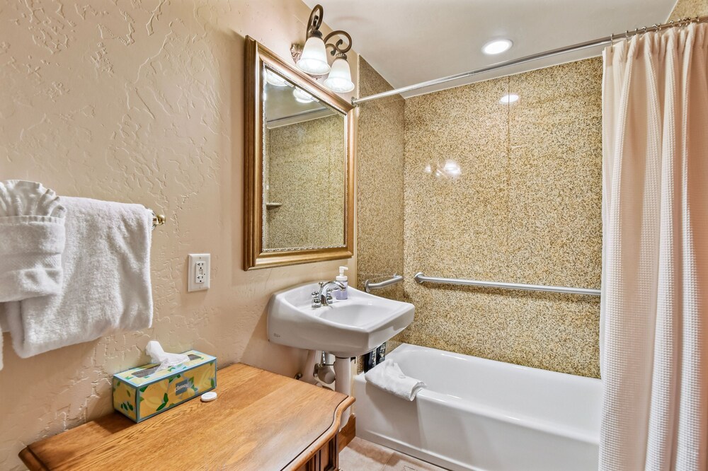 Villa 2057 2 Bed 2 Bath Full Kitchen 2 Bedroom Villa