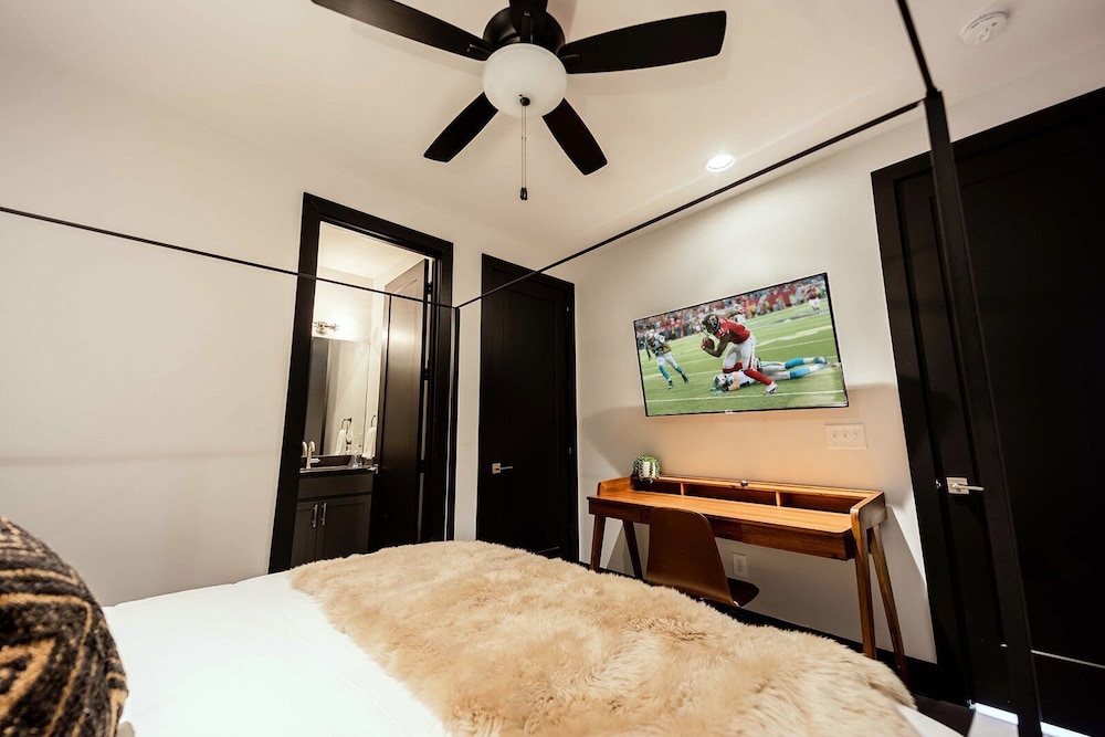 Heart of Gulch - 4 Min to Broadway - Designer Home