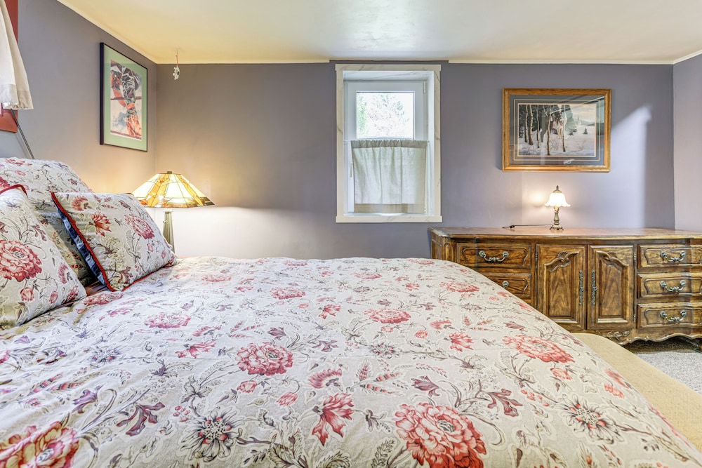 Walk to Main St: Carbondale Apt w/ Shared Patio