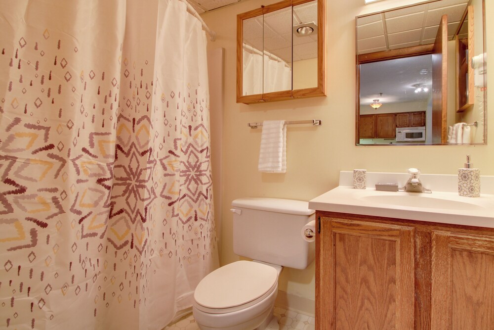 Cozy Condo w/ Community Pool, Walk to Slopes! view 4