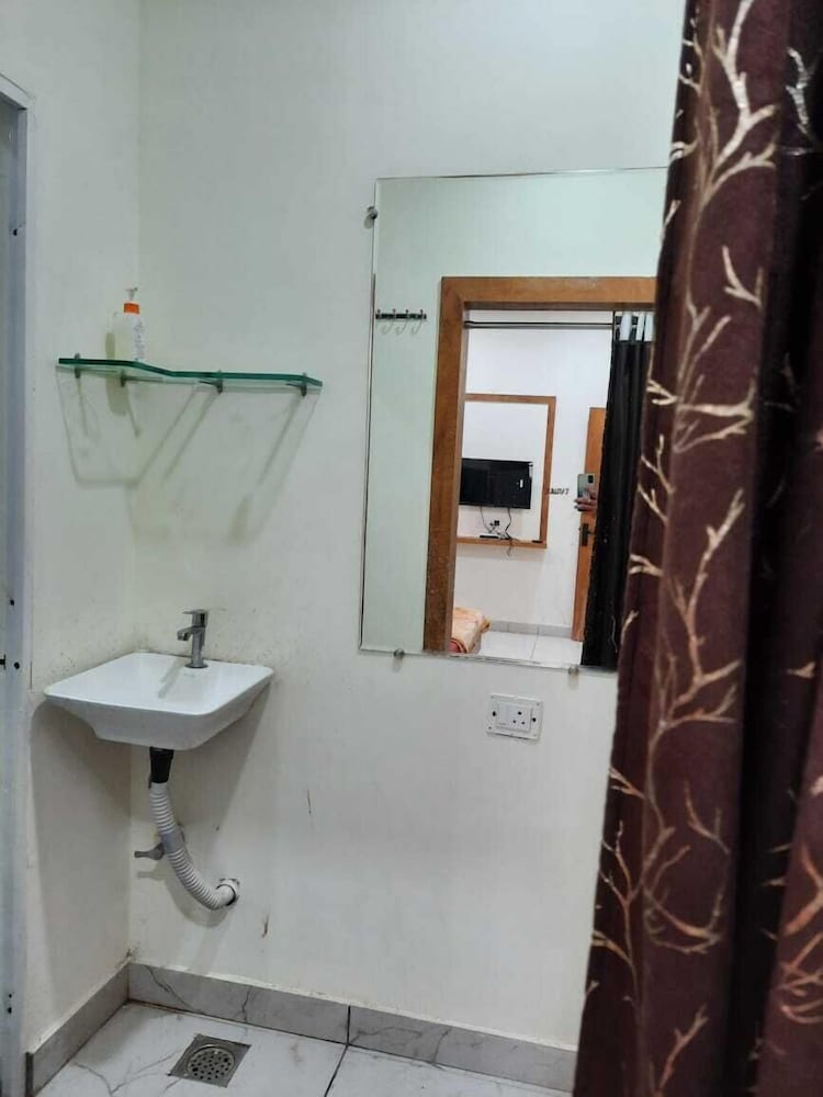 Hotel G R Inn near Temple & Rail Station