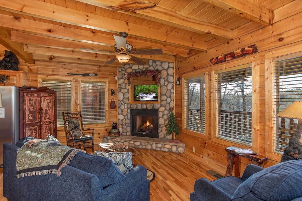 Luxurious Nine Bears Home Minutes Away to Gatlinburg by Redawning