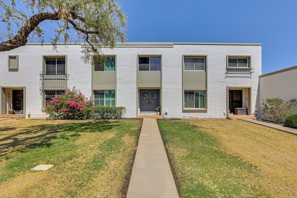 2 Mi to Old Town & Mall: Townhome w/ Pool Access!