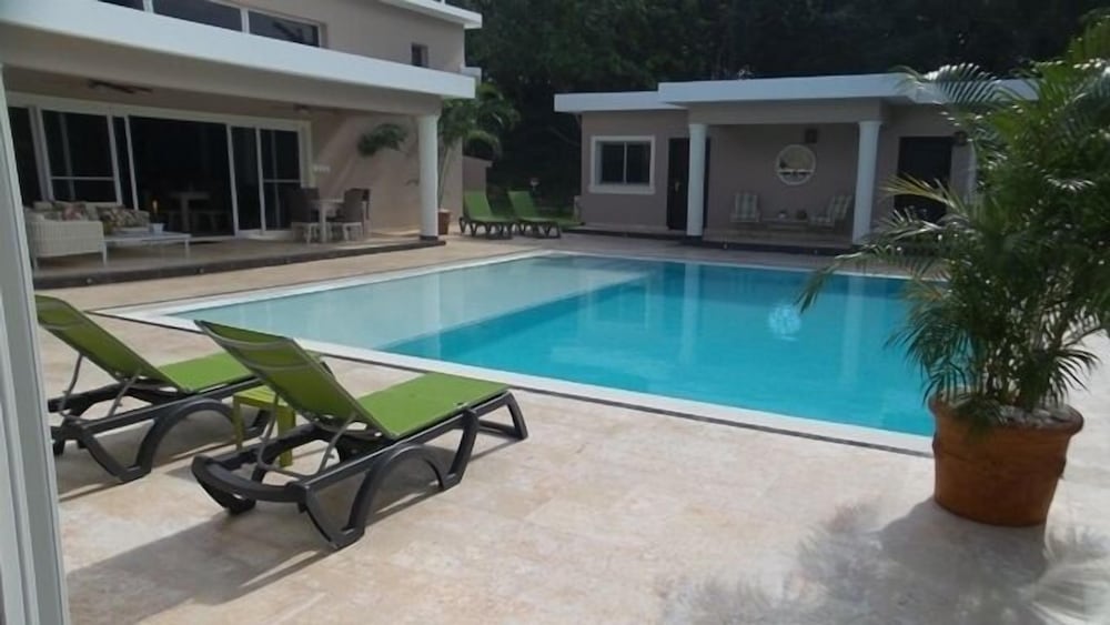New six bedroom with BBQ and large pool