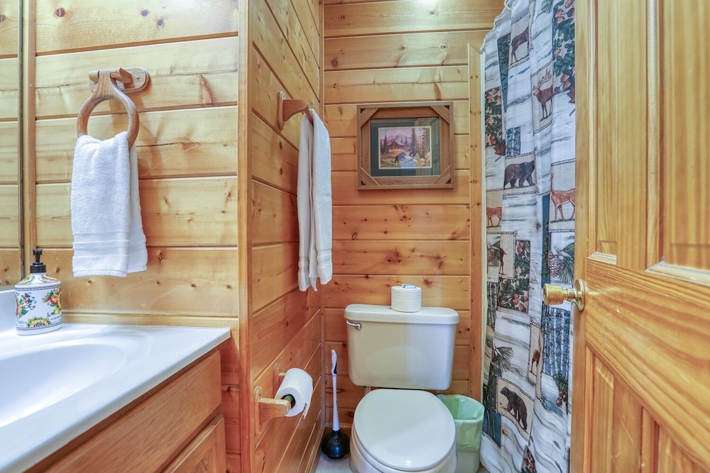 An Amazing View - 4 Bedrooms, 3.5 Baths, Sleeps 10 Cabin by RedAwning