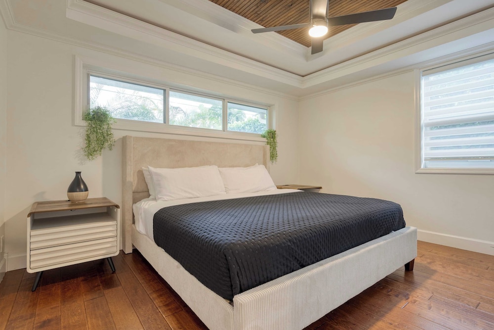 Luxury Waterfront Home w/ Pool, Hot Tub & Dock Near Las Olas Gulfstream