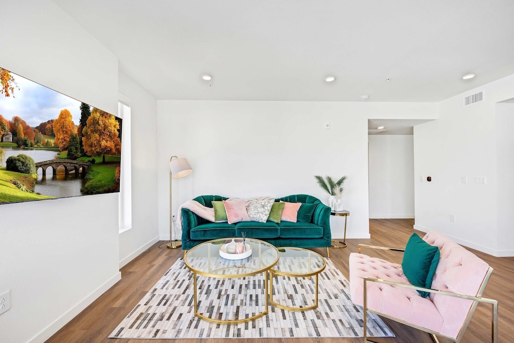Luxury 2BR Hollywood Sign View by Oneluxstay