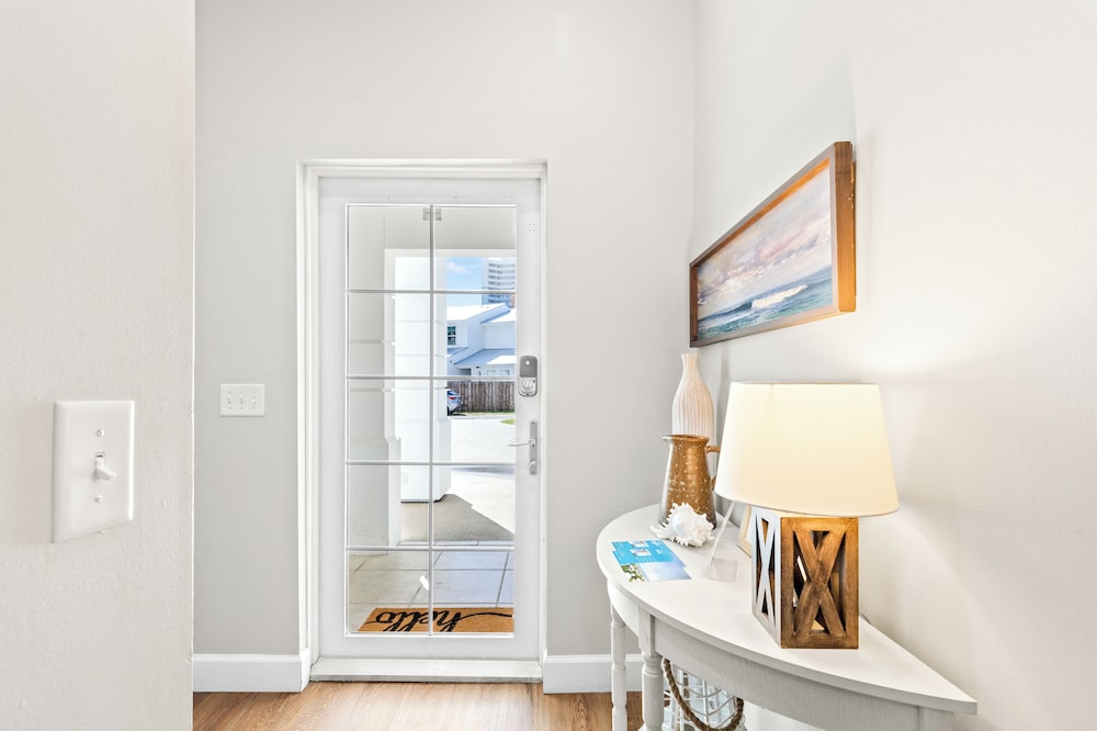 Sailors Cove: 5-bedroom, 4.5 Baths, Sleeps 12! Steps Away From the Beach!