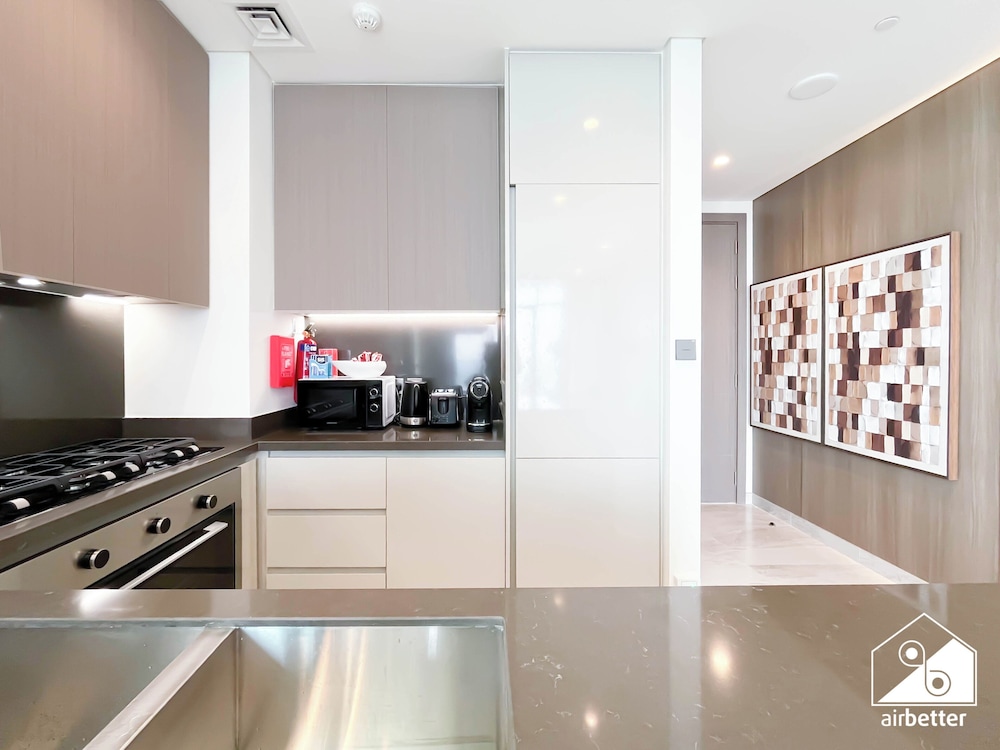 Luxurious 3BR Canal View Apartment Pool + Gym