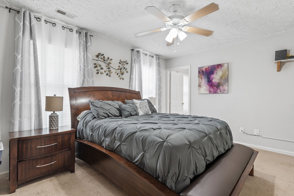 Cozy Retreat With Pool - Your Home Away From Home 3 Bedroom Home by RedAwning view 5