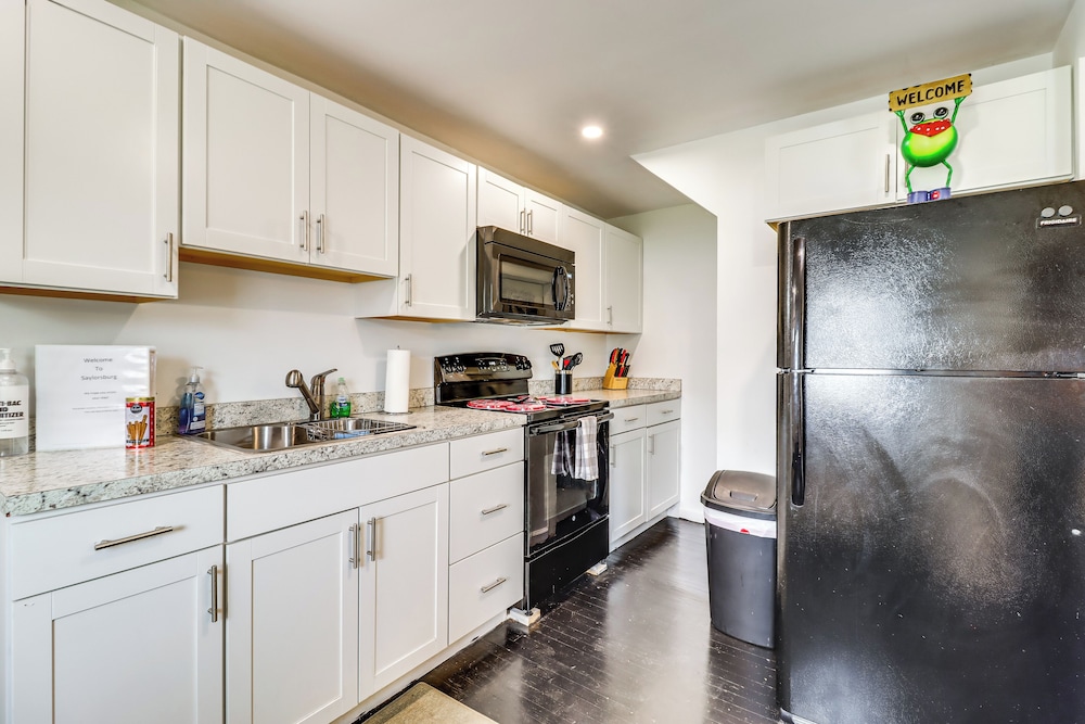 Ski, Hike & Fish: Pet-friendly Home in Saylorsburg