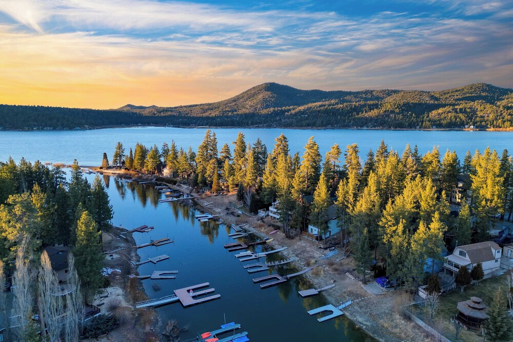 2 Lakefront Homes by Avantstay Sleeps 23, Private Dock+beach, Hot Tub, Fire Pit, Deck Views