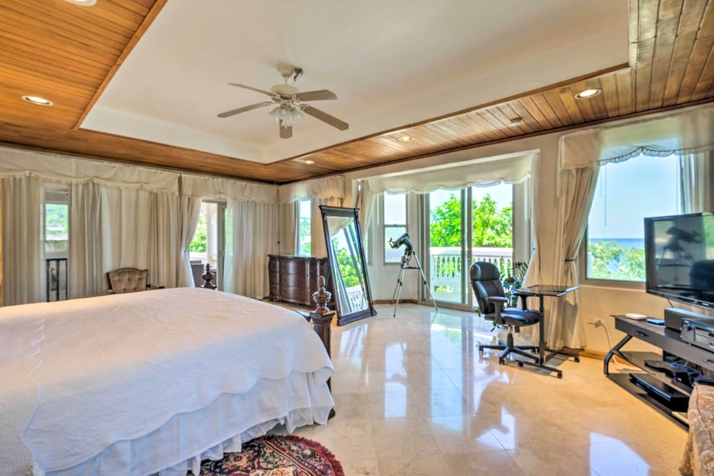 Oceanfront 'majestic Beach House' w/ Gym + Pool! view 4