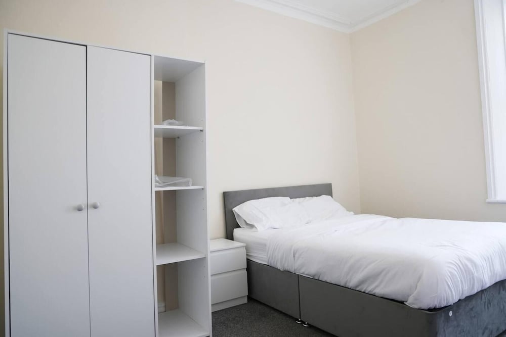 Stunning 5-bed House in Newcastle Upon Tyne view 2