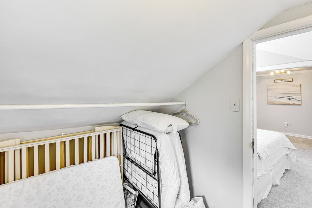 Bright South Haven Cottage ~ 2 Mi to Beach! view 2