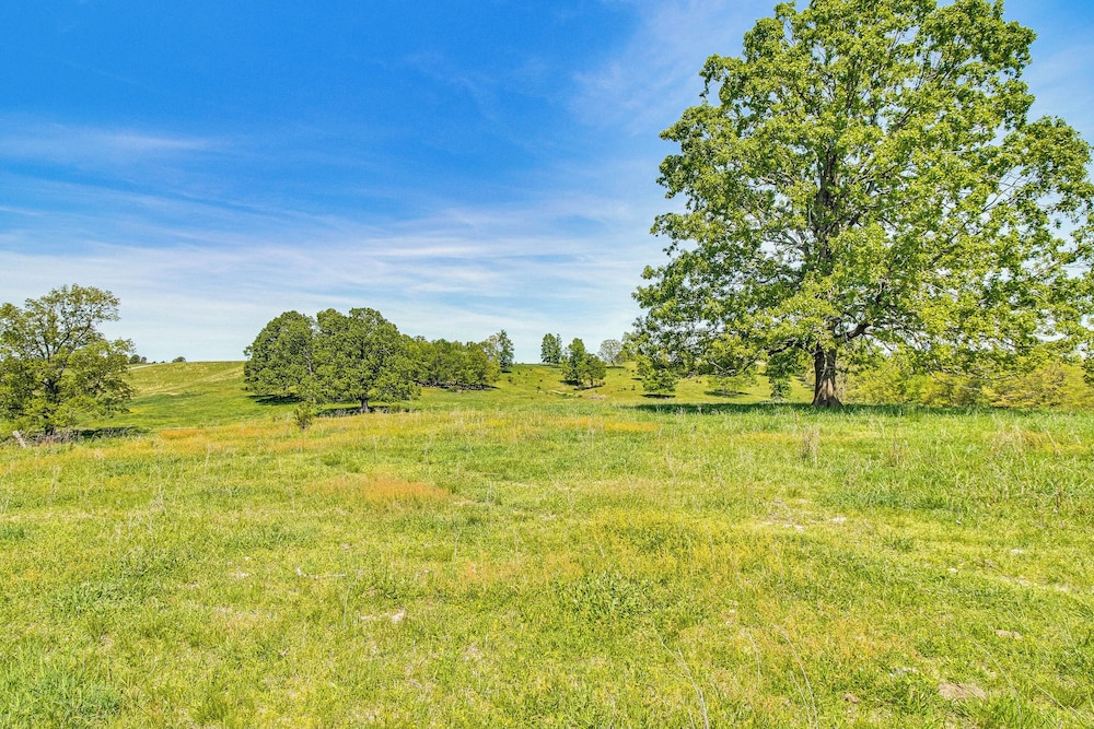 4 Mi to Norfork Lake: Country Stay w/ Farm Views!