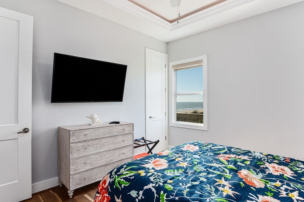 Deja Blue 5 Bedroom Home by RedAwning