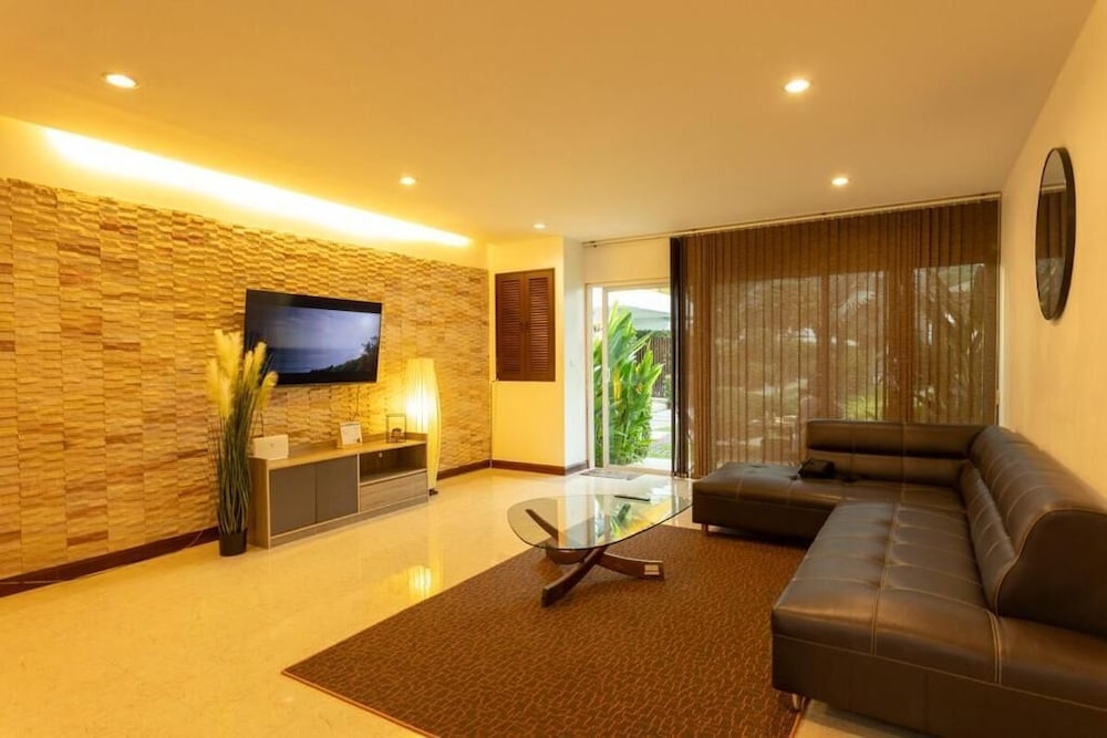 3BR Gym & Sauna 12 Mins to Patong V69
