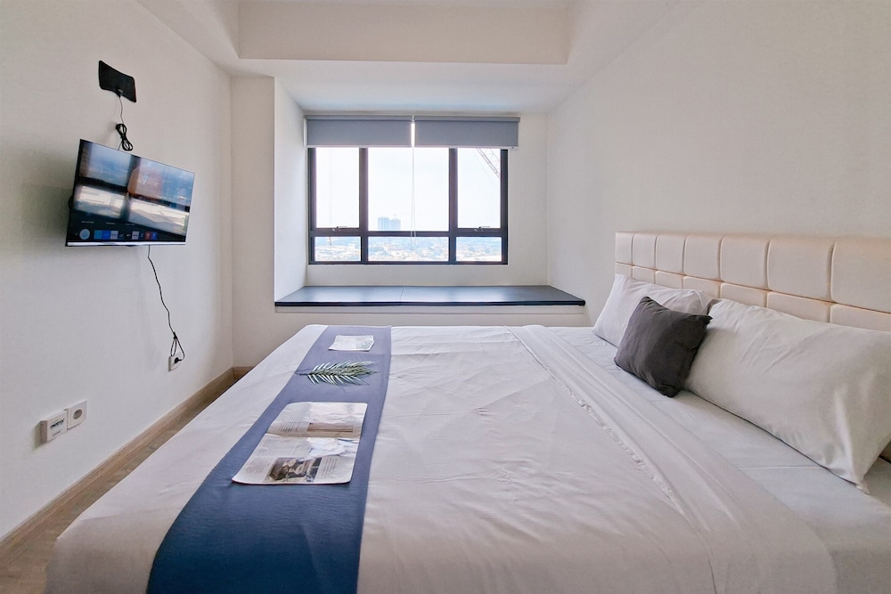 Minimalist And Homey Studio At Apartment Collins Boulevard