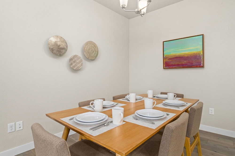 Northfield Hideaway, King Suite, EV, Pet-friendly