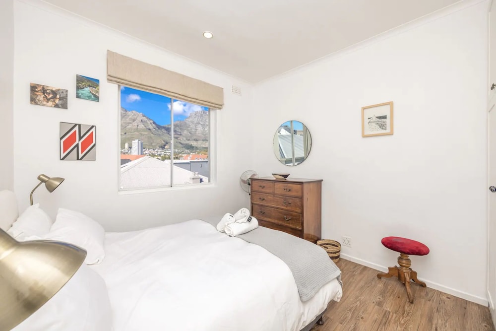 Amazing 2 Bedroom Apartment With Mountain Views on Kloof Street view 3