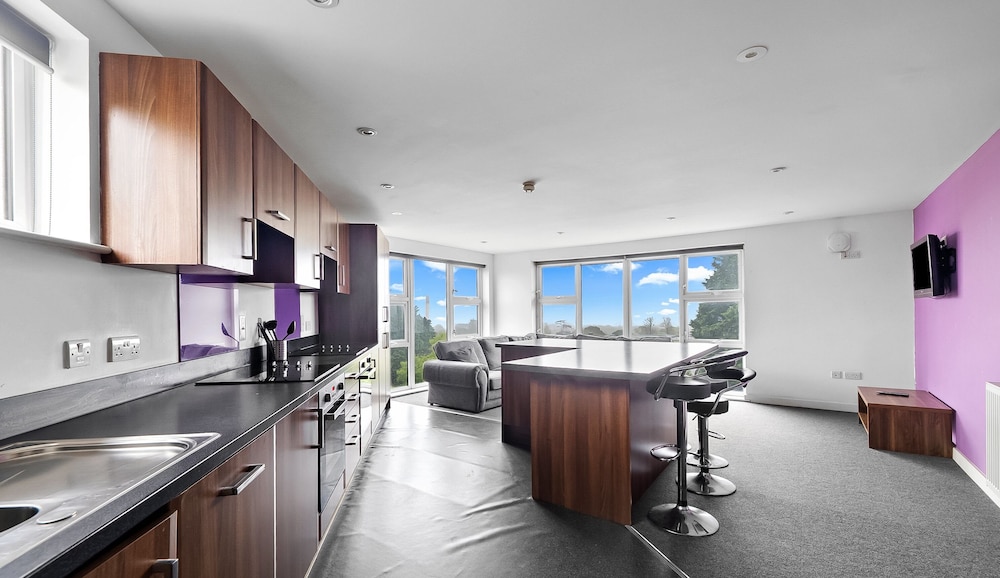 8 Bed Apartment @ Derriford Stays by Pureserviced