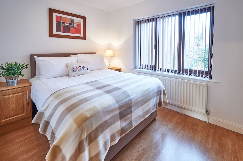 Northleigh House, Furzton, 6 Bedroom/5 Bathroom House