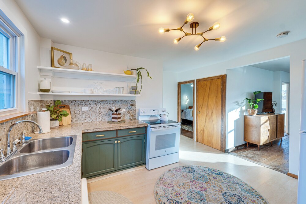 Charming Gardiner Home w/ Yard & Sunroom