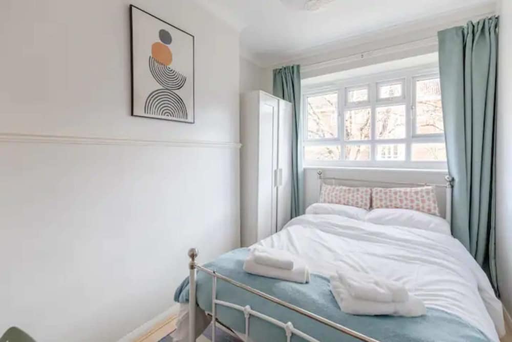 Cosy 4BD Flat W/private Balcony - Nine Elms!